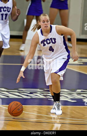 Dic. 30, 2010 - Fort Worth, Texas, USA - TCU cornuto rane Guard Helena Sverrisdottir #4 in azione contro il Texas Southern Lady tigri. TCU sconfigge il Texas Southern 76-55 a Amon G. Carter Stadium. (Credito Immagine: © Andrew Dieb/Southcreek globale/ZUMAPRESS.com) Foto Stock