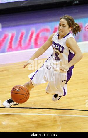 Dic. 30, 2010 - Fort Worth, Texas, USA - TCU cornuto rane Guard Meagan Henson #5 in azione contro il Texas Southern Lady tigri. TCU sconfigge il Texas Southern 76-55 a Amon G. Carter Stadium. (Credito Immagine: © Andrew Dieb/Southcreek globale/ZUMAPRESS.com) Foto Stock