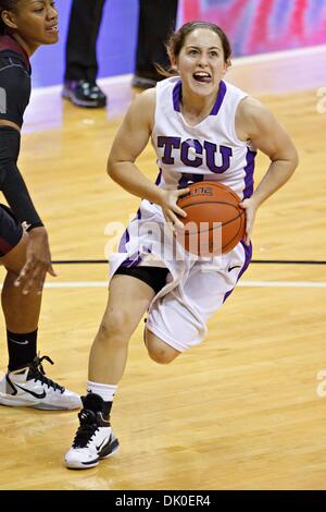 Dic. 30, 2010 - Fort Worth, Texas, USA - TCU cornuto rane Guard Meagan Henson #5 in azione contro il Texas Southern Lady tigri. TCU sconfigge il Texas Southern 76-55 a Amon G. Carter Stadium. (Credito Immagine: © Andrew Dieb/Southcreek globale/ZUMAPRESS.com) Foto Stock