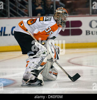 Dic 31, 2010 - Anaheim, California, Stati Uniti - Philadelphia Flyers' goalie SERGEI BOBROVSKY durante una partita di NHL all'Honda Center. (Credito Immagine: © JC Vera/ZUMAPRESS.com) Foto Stock