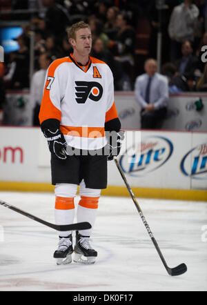 Dic 31, 2010 - Anaheim, California, Stati Uniti - Philadelphia Flyers " centro JEFF CARTER riscalda-up prima che il gioco contro gli Anaheim Ducks all'Honda Center (credito Immagine: © Mark Samala/ZUMAPRESS.com) Foto Stock