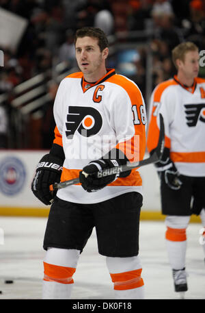 Dic 31, 2010 - Anaheim, California, Stati Uniti - Philadelphia Flyers " centro MIKE RICHARDS riscalda-up prima che il gioco contro gli Anaheim Ducks all'Honda Center (credito Immagine: © Mark Samala/ZUMAPRESS.com) Foto Stock