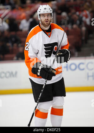 Dic 31, 2010 - Anaheim, California, Stati Uniti - Philadelphia Flyers' ala sinistra VILLE LEINO di Finlandia durante il terzo periodo di un NHL Hockey gioco contro gli Anaheim Ducks all'Honda Center (credito Immagine: © Mark Samala/ZUMAPRESS.com) Foto Stock