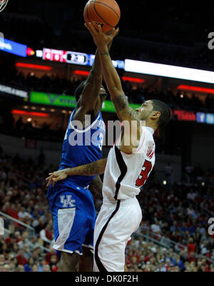 Dic. 31, 2010 - Louisville, Kentucky, Stati Uniti d'America - Kentucky Wildcats guard DeAndre Liggins (34) bloccato il colpo di Louisville Cardinali guard Peyton siva (3) come #11 Kentucky giocato # 22 Louisville venerdì 31 dicembre 2010 a Louisville, KY. Foto di Mark Cornelison | Personale. (Credito Immagine: © Lexington Herald-Leader/ZUMAPRESS.com) Foto Stock