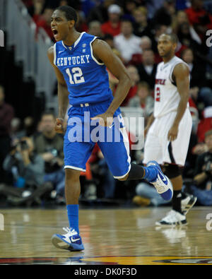 Dic. 31, 2010 - Louisville, Kentucky, Stati Uniti d'America - Kentucky Wildcats guard BRANDON KNIGHT (12) ha celebrato un Regno Unito eseguire la forzatura di un timeout di Louisville come #11 Kentucky giocato # 22 Louisville venerdì 31 dicembre 2010 a Louisville, KY. (Credito Immagine: © Mark Cornelison/Lexington Herald-Leader/ZUMAPRESS.com) Foto Stock