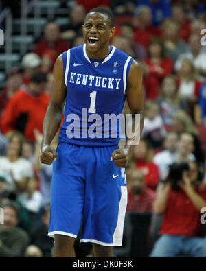 Dic. 31, 2010 - Louisville, Kentucky, Stati Uniti d'America - Kentucky Wildcats guard Dario Miller (1) ha celebrato un Kentucky Wildcats avanti Josh Harrellson (55) Tre puntatore come #11 Kentucky sconfitto # 22 Louisville 78-63 venerdì 31 dicembre 2010 a Louisville, KY. Foto di Mark Cornelison | Personale. (Credito Immagine: © Lexington Herald-Leader/ZUMAPRESS.com) Foto Stock