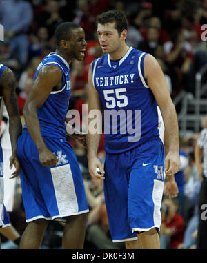 Dic. 31, 2010 - Louisville, Kentucky, Stati Uniti d'America - Kentucky Wildcats guard Dario Miller (1) e Kentucky Wildcats avanti Josh Harrellson (55) ha celebrato un Harrellson colpo che ha forzato il timeout di Louisville come #11 Kentucky sconfitto # 22 Louisville 78-63 venerdì 31 dicembre 2010 a Louisville, KY. Foto di Mark Cornelison | Personale. (Credito Immagine: © Lexington Herald-Leader/ZUMAPRESS.com) Foto Stock