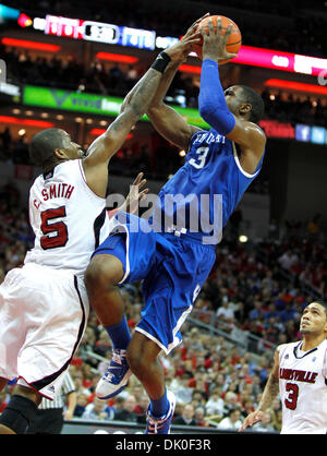 Dic. 31, 2010 - Louisville, Kentucky, Stati Uniti d'America - Kentucky Wildcats avanti Terrence Jones (3) messo in un colpo su Louisville Cardinali guard Chris Smith (5) come #11 Kentucky sconfitto # 22 Louisville 78-63 venerdì 31 dicembre 2010 a Louisville, KY. Foto di Mark Cornelison | Personale. (Credito Immagine: © Lexington Herald-Leader/ZUMAPRESS.com) Foto Stock