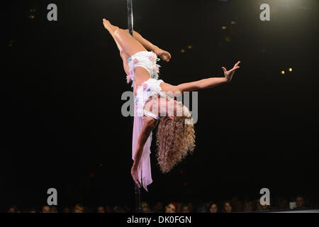 Laura Pearson eseguendo in UK Professional Pole campionati Gran Finale 2013 Foto Stock