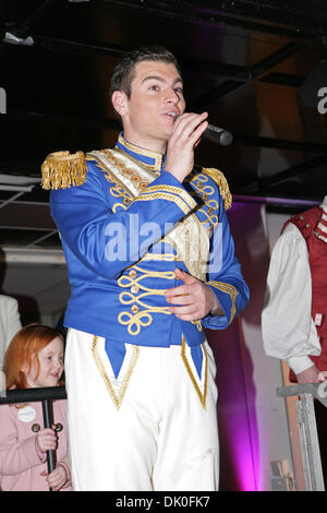 Bromley, Regno Unito. 1 Dic 2013. ,Matt Lapinskas a Bromley High Street prima di cambiare le luci di Natale sul credito: Keith Larby/Alamy Live News Foto Stock