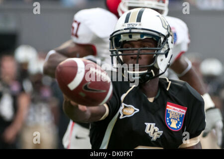 Dic. 31, 2010 - Memphis, Tennessee, Stati Uniti d'America - UCF Cavalieri quarterback Jeffrey Godfrey (2) che rende una pala passare durante il NCAA Liberty Bowl gioco tra l'Università della Florida Centrale e l'Università della Georgia. A metà tempo la UCF Cavalieri sono legati con la Georgia Bulldogs 3 - 3. (Credito Immagine: © Danny Reise/Southcreek globale/ZUMAPRESS.com) Foto Stock