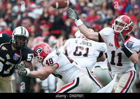 Dic. 31, 2010 - Memphis, Tennessee, Stati Uniti d'America - Georgia Bulldogs quarterback Aaron Murray (11) invia un passaggio verso il margine durante il NCAA Liberty Bowl gioco tra l'Università della Florida Centrale e l'Università della Georgia. A metà tempo la UCF Cavalieri sono legati con la Georgia Bulldogs 3 - 3. (Credito Immagine: © Danny Reise/Southcreek globale/ZUMAPRESS.com) Foto Stock