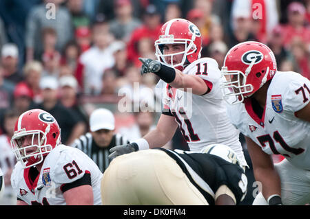 Dic. 31, 2010 - Memphis, Tennessee, Stati Uniti d'America - Georgia Bulldogs quarterback Aaron Murray (11) punti per il difensore vuole coperti durante il NCAA Liberty Bowl gioco tra l'Università della Florida Centrale e l'Università della Georgia. A metà tempo la UCF Cavalieri sono legati con la Georgia Bulldogs 3 - 3. (Credito Immagine: © Danny Reise/Southcreek globale/ZUMAPRES Foto Stock