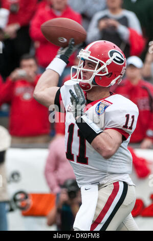 Dic. 31, 2010 - Memphis, Tennessee, Stati Uniti d'America - Georgia Bulldogs quarterback Aaron Murray (11) invia un passaggio verso il basso campo durante il NCAA Liberty Bowl gioco tra l'Università della Florida Centrale e l'Università della Georgia. A metà tempo la UCF Cavalieri sono legati con la Georgia Bulldogs 3 - 3. (Credito Immagine: © Danny Reise/Southcreek globale/ZUMAPRESS.com) Foto Stock
