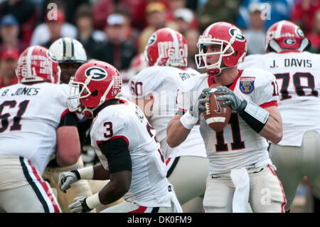 Dic. 31, 2010 - Memphis, Tennessee, Stati Uniti d'America - Georgia Bulldogs quarterback Aaron Murray (11) circondato da compagni di squadra appare per alcuni uno per passare a durante il NCAA Liberty Bowl gioco tra l'Università della Florida Centrale e l'Università della Georgia. A metà tempo la UCF Cavalieri sono legati con la Georgia Bulldogs 3 - 3. (Credito Immagine: © Danny Reise/Southcreek Foto Stock