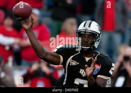 Dic. 31, 2010 - Memphis, Tennessee, Stati Uniti d'America - UCF Cavalieri quarterback Jeffrey Godfrey (2) invia un passaggio verso il basso campo durante il NCAA Liberty Bowl gioco tra l'Università della Florida Centrale e l'Università della Georgia. Punteggio finale la UCF Cavalieri sono sconfiggere la Georgia Bulldogs 10 - 6. (Credito Immagine: © Danny Reise/Southcreek globale/ZUMAPRESS.com) Foto Stock