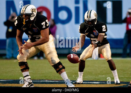 Dic. 31, 2010 - Memphis, Tennessee, Stati Uniti d'America - UCF Cavalieri quarterback Jeffrey Godfrey (2) riceve una snap durante il NCAA Liberty Bowl gioco tra l'Università della Florida Centrale e l'Università della Georgia. Punteggio finale la UCF Cavalieri sono sconfiggere la Georgia Bulldogs 10 - 6. (Credito Immagine: © Danny Reise/Southcreek globale/ZUMAPRESS.com) Foto Stock