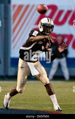 Dic. 31, 2010 - Memphis, Tennessee, Stati Uniti d'America - UCF Cavalieri quarterback Jeffrey Godfrey (2) invia un pass durante il NCAA Liberty Bowl gioco tra l'Università della Florida Centrale e l'Università della Georgia. Punteggio finale la UCF Cavalieri sono sconfiggere la Georgia Bulldogs 10 - 6. (Credito Immagine: © Danny Reise/Southcreek globale/ZUMAPRESS.com) Foto Stock