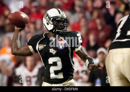 Dic. 31, 2010 - Memphis, Tennessee, Stati Uniti d'America - UCF Cavalieri quarterback Jeffrey Godfrey (2) invia un passaggio verso il basso campo durante il NCAA Liberty Bowl gioco tra l'Università della Florida Centrale e l'Università della Georgia. Punteggio finale la UCF Cavalieri sono sconfiggere la Georgia Bulldogs 10 - 6. (Credito Immagine: © Danny Reise/Southcreek globale/ZUMAPRESS.com) Foto Stock