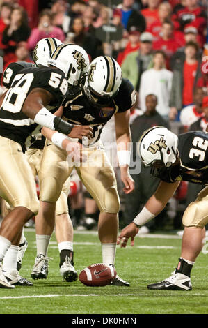 Dic. 31, 2010 - Memphis, Tennessee, Stati Uniti d'America - i cavalieri UCF attendere prima di toccare la palla durante il NCAA Liberty Bowl gioco tra l'Università della Florida Centrale e l'Università della Georgia. Punteggio finale la UCF Cavalieri sono sconfiggere la Georgia Bulldogs 10 - 6. (Credito Immagine: © Danny Reise/Southcreek globale/ZUMAPRESS.com) Foto Stock