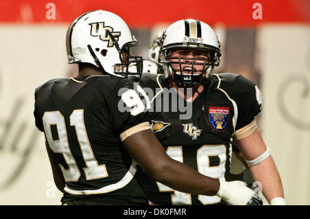Dic. 31, 2010 - Memphis, Tennessee, Stati Uniti d'America - UCF Cavalieri difensivo fine Bruce Miller (49) festeggia con UCF Cavalieri defensive lineman Victor grigio (91) dopo i saccheggi Georgia Bulldogs quarterback durante il NCAA Liberty Bowl gioco tra l'Università della Florida Centrale e l'Università della Georgia. Punteggio finale la UCF Cavalieri sono sconfiggere la Georgia Bulldogs 10 - Foto Stock