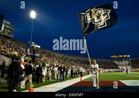 Dic. 31, 2010 - Memphis, Tennessee, Stati Uniti d'America - Un UCF Cavalieri cheerleader batte la sua bandiera dopo il touchdown solo del gioco durante il NCAA Liberty Bowl gioco tra l'Università della Florida Centrale e l'Università della Georgia. Punteggio finale la UCF Cavalieri sono sconfiggere la Georgia Bulldogs 10 - 6. (Credito Immagine: © Danny Reise/Southcreek globale/ZUMAPRESS.com) Foto Stock