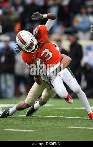 Dic. 31, 2010 - El Paso, Texas, Stati Uniti - Miami Hurricanes wide receiver TRAVIS BENJAMIN (3) viene affrontato durante il 2010 Hyundai Sun Bowl partita di calcio tra la cattedrale di Notre Dame Fighting Irish e il Miami Hurricanes presso Sun Bowl Stadium. Notre Dame beat Miami, 33-17. (Credito Immagine: © Dan Wozniak/Southcreek globale/ZUMAPRESS.com) Foto Stock