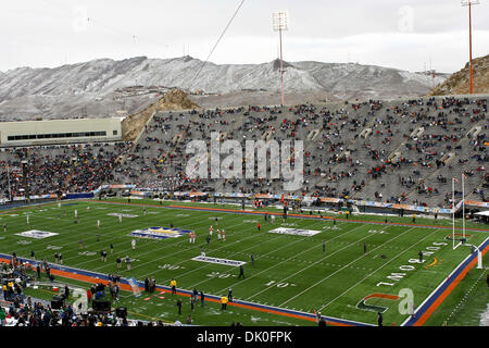 Dic. 31, 2010 - El Paso, Texas, Stati Uniti - il 2010 Hyundai Sun Bowl partita di calcio tra la cattedrale di Notre Dame Fighting Irish e il Miami Hurricanes presso il Sun Bowl Stadium di El Paso, Tx. Notre Dame sconfitte Miami 33 a 17. (Credito Immagine: © Dan Wozniak/Southcreek globale/ZUMAPRESS.com) Foto Stock