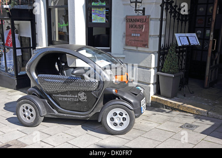 Renault Twizy essendo ri-caricata fuori Stanwell House Hotel, Lyndhurst Foto Stock