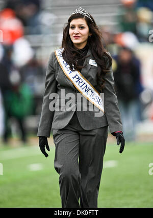 Dic. 31, 2010 - El Paso, Texas, Stati Uniti - Un Sun Bowl Princess prima del 2010 Hyundai Sun Bowl partita di calcio tra la cattedrale di Notre Dame Fighting Irish e il Miami Hurricanes presso il Sun Bowl Stadium di El Paso, Tx. Notre Dame sconfitte Miami 33 a 17. (Credito Immagine: © Dan Wozniak/Southcreek globale/ZUMAPRESS.com) Foto Stock