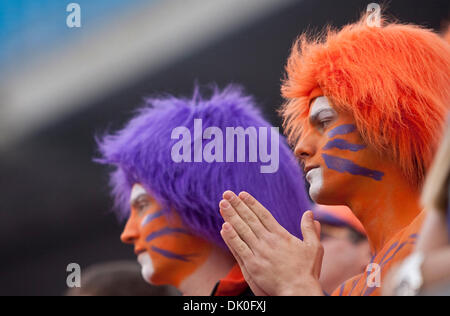 Dic. 31, 2010 - Charlotte, NC, Stati Uniti d'America - WILLIE J. ALLEN JR. | Orari.OT 331816 ALLE USF.(12/31/2010 Charlotte) Clemson tifosi mostrano il loro angst durante il difficile gioco combattuto contro i tori il venerdì. .USF vs Clemson in Meineke Cura Auto ciotola Venerdì a Charlotte, NC. [WILLIE J. ALLEN JR. | volte] (credito Immagine: © San Pietroburgo volte/ZUMAPRESS.com) Foto Stock