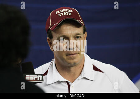 Dic. 31, 2010 - Atlanta, Georgia, Stati Uniti d'America - 31 DIC 2010: Florida Stato head coach Jimbo Fisher interviste con ESPN prima dell' inizio della Chick fil una ciotola. (Credito Immagine: © Jeremy Brevard Southcreek/Global/ZUMAPRESS.com) Foto Stock