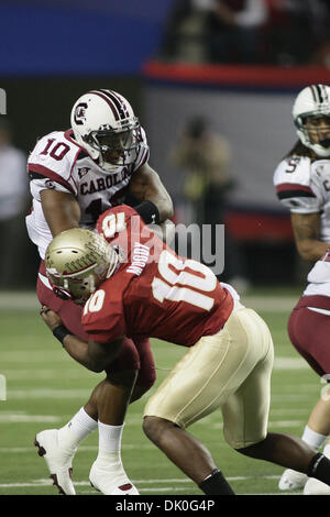 Dic. 31, 2010 - Atlanta, Georgia, Stati Uniti d'America - 31 DIC 2010: Carolina del Sud running back Brian Maddox corre verso l'esterno prima di essere fermato da Florida per la sicurezza di Stato Nick Moody. (Credito Immagine: © Jeremy Brevard Southcreek/Global/ZUMAPRESS.com) Foto Stock