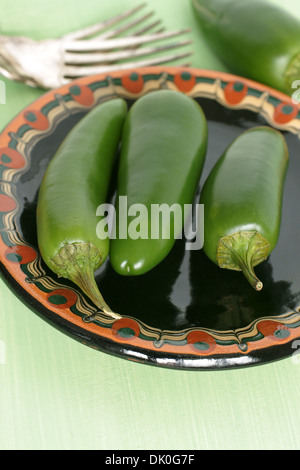 Jalapeno peperoncini verdi ingredienti popolari in Messico e dell'America latina Foto Stock