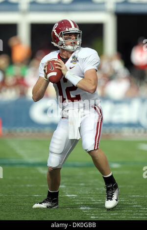 Il 1 gennaio, 2011 - Orlando, Florida, Stati Uniti d'America - 1 Gennaio 2011: Alabama Crimson Tide QB Greg Mcelroy (12) tenta un passaggio durante il 2011 Capital One Bowl tenutosi presso la Florida Citrus Bowl di Orlando, FL. (Credito Immagine: © Don Montague/Southcreek globale/ZUMAPRESS.com) Foto Stock