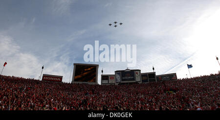 Il 1 gennaio, 2011 - Pasadena, California, Stati Uniti d'America - US Navy getti volare oltre lo stadio poco dopo il canto dell'inno nazionale. Durante la 97annuale Rose Bowl gioco, tra la TCU cornuto le rane e il Wisconsin Badgers, presso il Rose Bowl a Pasadena, in California. (Credito Immagine: © Tony Leon/Southcreek globale/ZUMAPRESS.com) Foto Stock