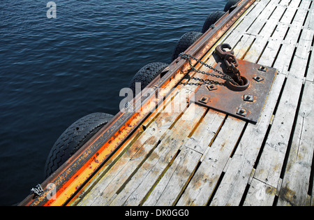 Attrezzature di ormeggio sul molo di legno in Norvegia Foto Stock