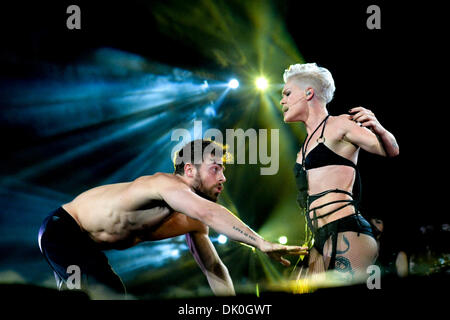 Toronto, Ontario, Canada. 30 Novembre, 2013. American cantautore e attrice rosa (stilizzata come P!nk) eseguita a Air Canada Centre di Toronto come una parte della sua verità sull'amore" tour. Credito: Igor Vidyashev/ZUMAPRESS.com/Alamy Live News Foto Stock