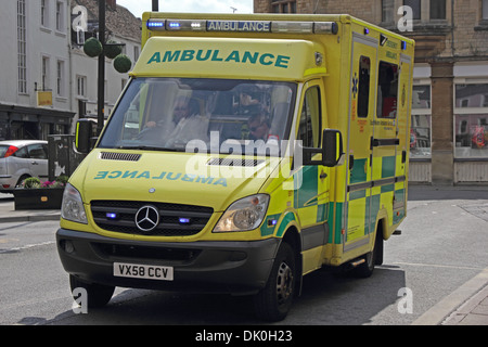 NHS ambulanza sulla "luci blu' chiamata di emergenza Foto Stock