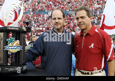 Il 1 gennaio, 2011 - Orlando, Florida, Stati Uniti d'America - Alabama Crimson Tide allenatore Nick Saban sorrisi come egli è aggiudicato il Capital One Bowl Trophy.Alabama sconfitto Michigan State 49-7. (Credito Immagine: © Don Montague/Southcreek globale/ZUMAPRESS.com) Foto Stock