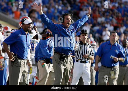 Il 1 gennaio, 2011 - FL, Stati Uniti d'America - sarà VRAGOVIC | Orari.TP 332615 vrag outback 20 di (01/01/11) Tampa Florida head coach Urban Meyer tenta di ottenere l'attenzione dei funzionari alla sfida di una chiamata durante il quarto trimestre dell'Università di Florida Gators e Penn State Nittany Lions nel venticinquesimo Outback annuale coppa a Raymond James Stadium di Tampa, Sabato, 1 gennaio, 2011. Il Gator Foto Stock