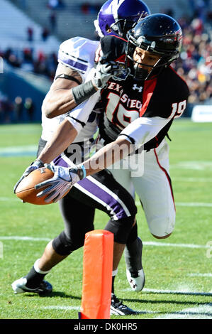 Il 1 gennaio, 2011 - Dallas, Texas, Stati Uniti d'America - Texas Tech Red Raiders wide receiver Lyle Leong (19) si estende per un touchdown durante la ciotola TicketCity gioco tra la Northwestern University e Texas Tech University. Il Red Raiders sconfitto Wildcats 45-38. (Credito Immagine: © Jerome Miron/Southcreek globale/ZUMAPRESS.com) Foto Stock