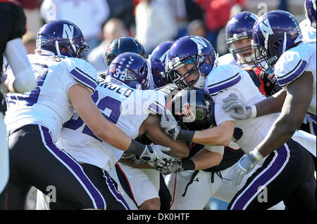 Il 1 gennaio, 2011 - Dallas, Texas, Stati Uniti d'America - Texas Tech Red Raiders wide receiver Lyle Leong (19) è pista affrontato durante la ciotola TicketCity gioco tra la Northwestern University e Texas Tech University. Il Red Raiders sconfitto Wildcats 45-38. (Credito Immagine: © Jerome Miron/Southcreek globale/ZUMAPRESS.com) Foto Stock