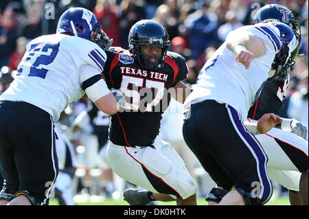 Il 1 gennaio, 2011 - Dallas, Texas, Stati Uniti d'America - Texas Tech Red Raiders linebacker Brian Duncan (57) precipita durante la ciotola TicketCity gioco tra la Northwestern University e Texas Tech University. Il Red Raiders sconfitto Wildcats 45-38. (Credito Immagine: © Jerome Miron/Southcreek globale/ZUMAPRESS.com) Foto Stock