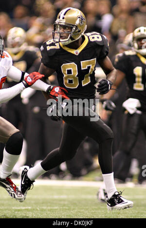 Dic 12, 2010: New Orleans Saints wide receiver Adrian Arrington (87) guarda per la sfera durante l'azione di gioco tra New Orleans Saints e il Tampa Bay Buccaneers presso la Louisiana Superdome di New Orleans, in Louisiana. I bucanieri vinto 23-13. (Credito Immagine: © Donald pagina/Southcreek globale/ZUMAPRESS.com) Foto Stock