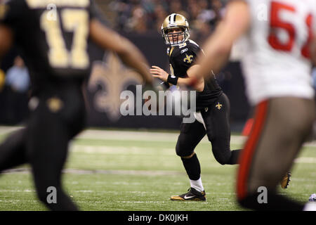 Dic 12, 2010: New Orleans Saints quarterback Drew Brees (9) guarda a buttare durante l'azione di gioco tra New Orleans Saints e il Tampa Bay Buccaneers presso la Louisiana Superdome di New Orleans, in Louisiana. I bucanieri vinto 23-13. (Credito Immagine: © Donald pagina/Southcreek globale/ZUMAPRESS.com) Foto Stock