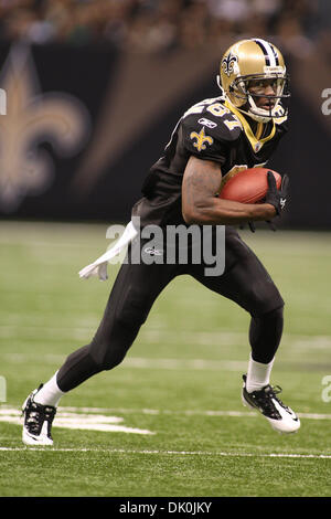 Dic 12, 2010: New Orleans Saints wide receiver Adrian Arrington (87) corre con la sfera durante l'azione di gioco tra New Orleans Saints e il Tampa Bay Buccaneers presso la Louisiana Superdome di New Orleans, in Louisiana. I bucanieri vinto 23-13. (Credito Immagine: © Donald pagina/Southcreek globale/ZUMAPRESS.com) Foto Stock