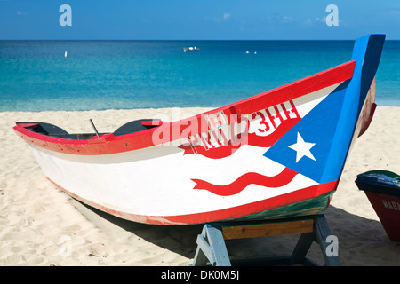 Barca da pesca con il Puerto Rican bandiera, Crashboat Beach, Aguadilla, Puerto Rico Foto Stock