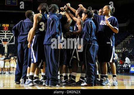 Gen. 4, 2011 - Annapolis, Maryland, Stati Uniti d'America - Howard Womens squadra di basket prima di martedì notte di partita contro la Marina presso l'Accademia Navale degli Stati Uniti ad Annapolis, MD. Navy conduce Howard 30-19 a metà. (Credito Immagine: © Russell Tracy/Southcreek globale/ZUMAPRESS.com) Foto Stock