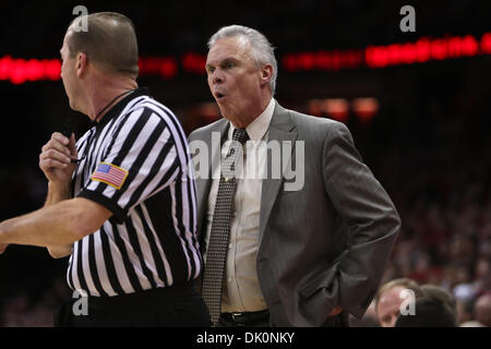 5 gennaio 2011 - Madison, Wisconsin, Stati Uniti - Bo Ryan reagisce a una chiamata con il funzionario. Wisconsin Badgers sconfitto il Michigan ghiottoni 66-50 in grandi dieci azione a Kohl Center a Madison, Wisconsin. (Credito Immagine: © Giovanni Fisher/Southcreek globale/ZUMAPRESS.com) Foto Stock